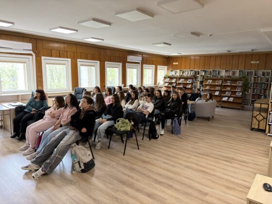 Презентация ”Художникът на Левски” събра ученици в библиотеката – снимка 4